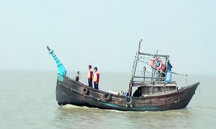 কর্ণফুলী নদীতে পাথরবাহী ট্রলারডুবি, ২ শ্রমিক নিখোঁজ