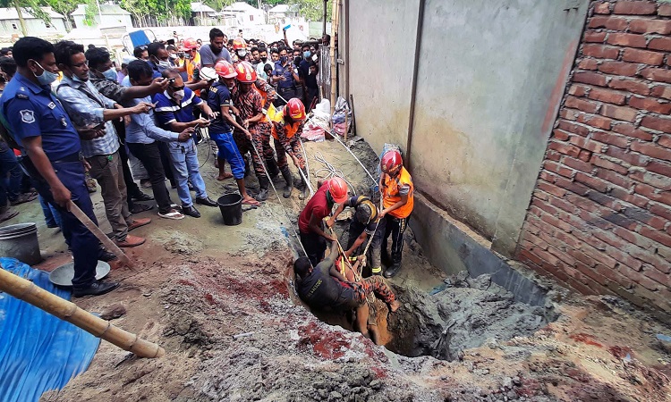 টাঙ্গাইলে কুপ খুড়তে গিয়ে মাটি চাপা পড়ে শ্রমিকের মৃত্যু