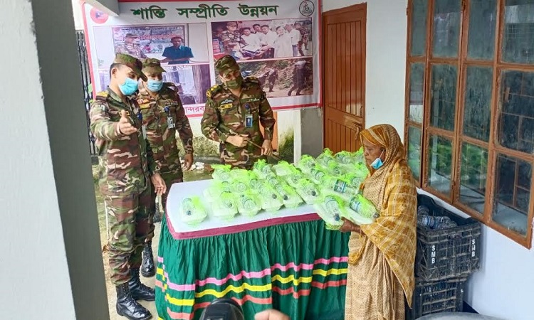 বন্যায় আশ্রয় নেয়া মানুষকে খাবার দিলেন সেনাবা‌হিনী