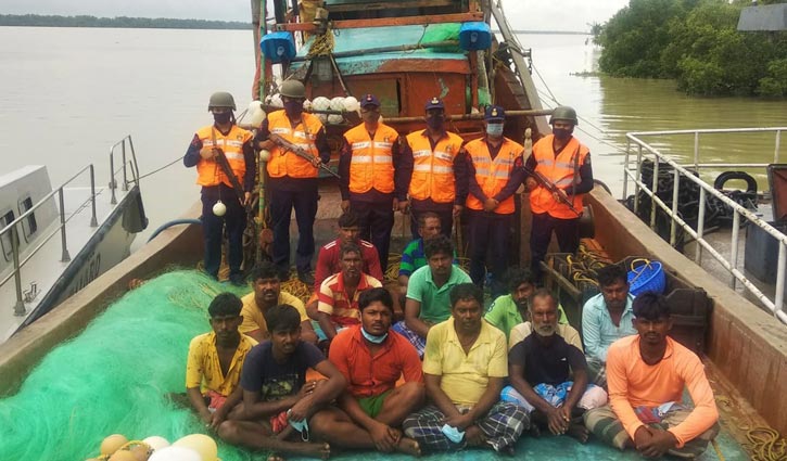 বাংলাদেশ জলসীমায় অনুপ্রবেশ করায় ১৩ ভারতীয় জেলে আটক