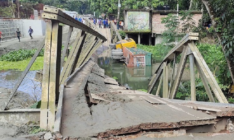 পাথরবাহী ট্রাকসহ ভেঙে পড়লো সেতু