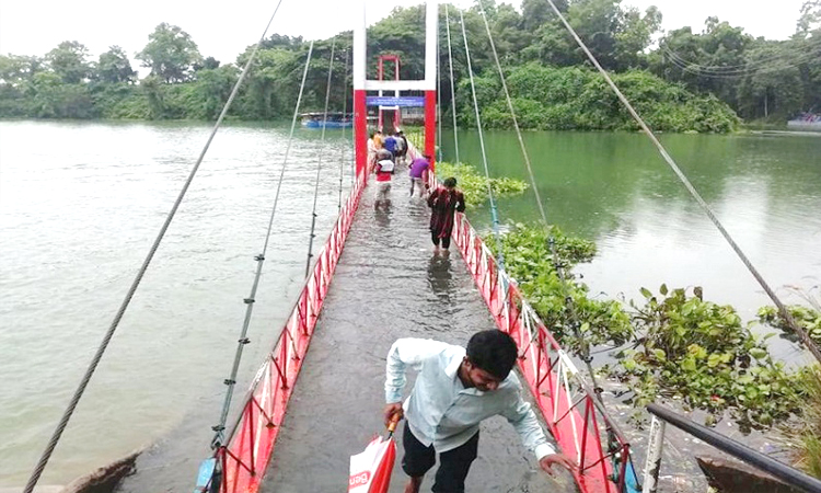 ডুবে গেছে ঝুলন্ত সেতু, পর্যটক প্রবেশে নিষেধাজ্ঞা