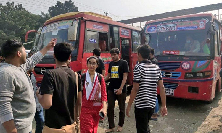 হেনস্তার শিকার জাবি ছাত্রী, বাস আটক