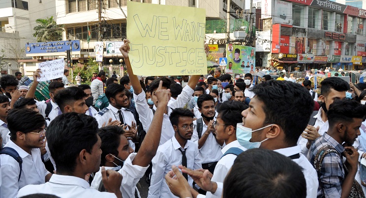 দাবি আদায়ে অনড় শিক্ষার্থীরা