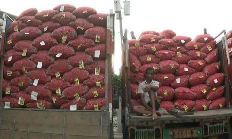 হিলিতে ভারতীয় পেঁয়াজের দাম কমেছে