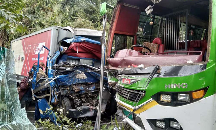 খাগড়াছড়িতে বাস-কাভার্ডভ্যান সংঘর্ষে চালক নিহত