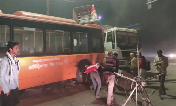 ভারতের কানপুরে সড়ক দুর্ঘটনায় নিহত ৬