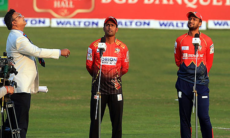 শিরোপার লড়াইয়ে ব্যাটিংয়ে কুমিল্লা