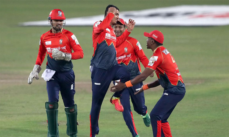 শিরোপা নির্ধারণী ম্যাচে কুমিল্লার মাঝারি স্কোর