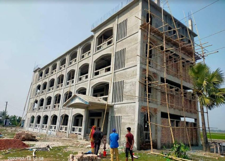 কাজ শেষ হওয়ার আগেই হেলে গেছে স্কুল ভবন