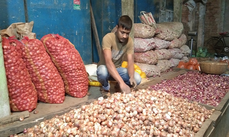 হিলিতে পেঁয়াজের দাম কমেছে কেজিতে ১২ টাকা