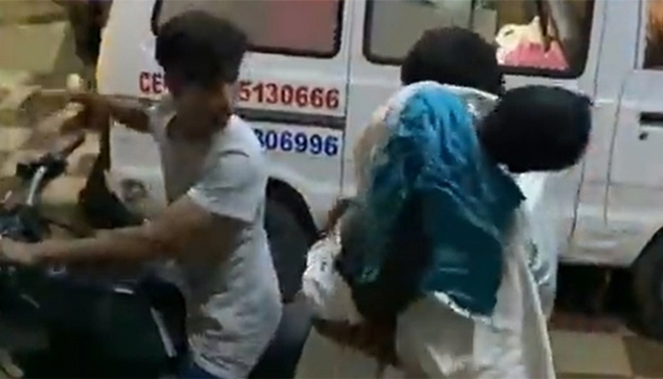 ছেলের লাশ কাঁধে নিয়ে পাড়ি দিলেন ৯০ কিমি