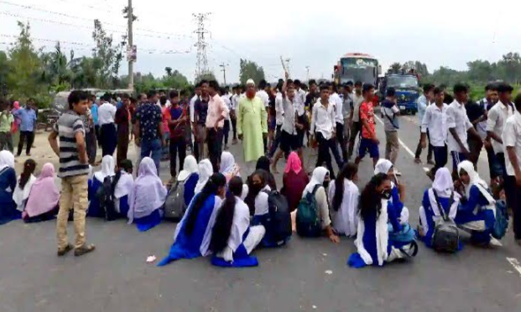 শিক্ষক লাঞ্ছিতের প্রতিবাদে শিক্ষার্থীদের ঢাকা-টাঙ্গাইল মহাসড়ক অবরোধ