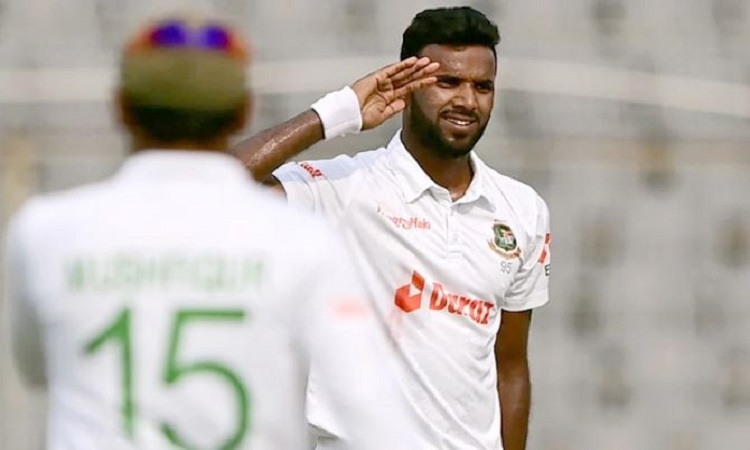 ঢাকা টেস্ট: তৃতীয় দিনের শুরুতেই ইবাদতের আঘাত