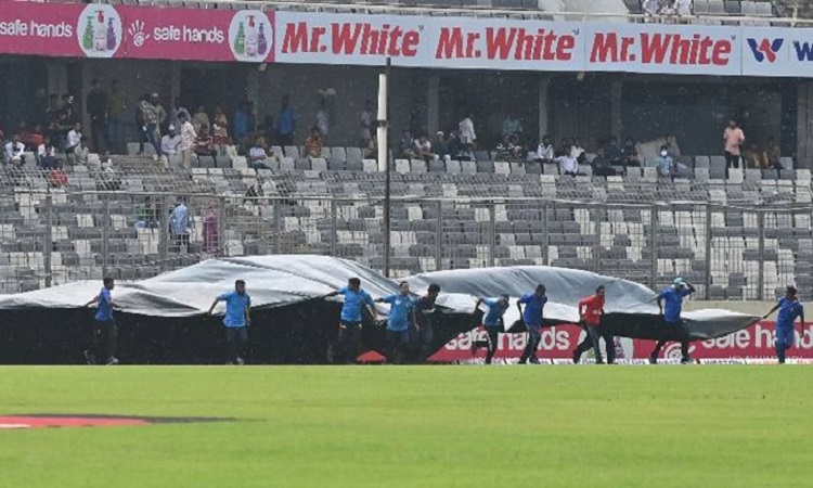 বৃষ্টি মাথায় নিয়ে লাঞ্চ বিরতিতে বাংলাদেশ-শ্রীলঙ্কা