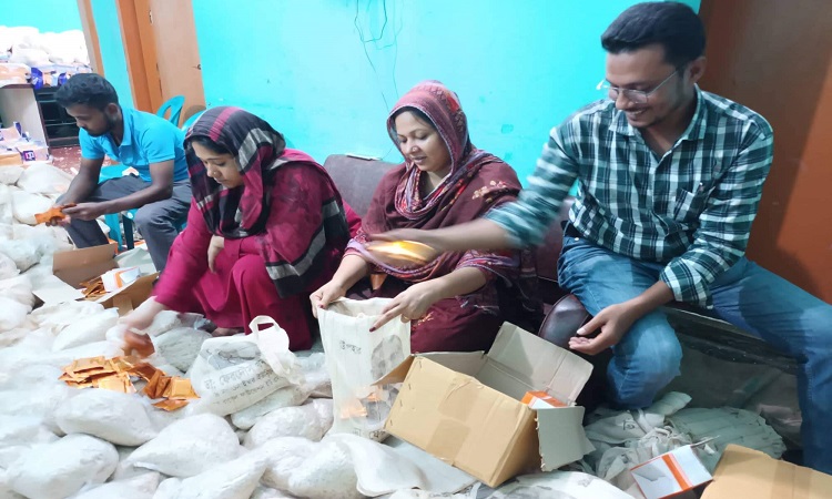 বন্যার্ত ৬০০০ পরিবারের পাশে ডা. ফেরদৌস খন্দকারের স্বেচ্ছাসেবী টীম