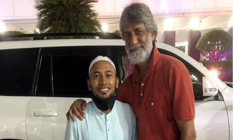 হজ পালন শেষে দেশে ফিরলেন মুশফিক