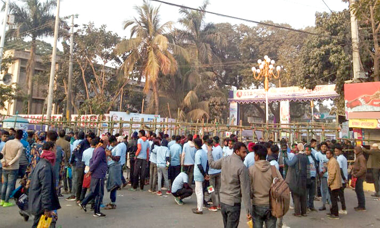 প্রধানমন্ত্রীকে এক নজর দেখতে মাদরাসা মাঠে আসতে শুরু করেছেন নেতাকর্মীরা