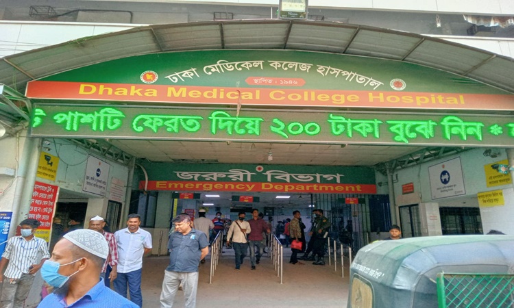 ঢামেকের বারান্দায় প্রতিবন্ধী শিশুকে ফেলে গেলো কারা