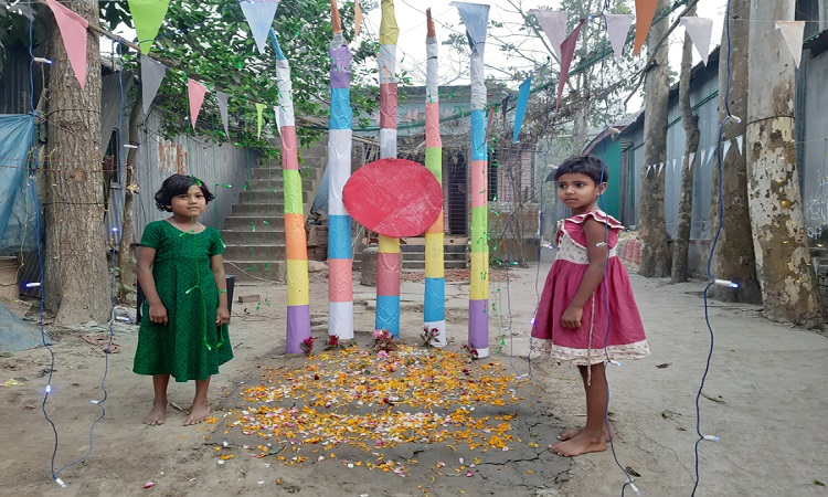 টাঙ্গাইলে কলাগাাছের শহিদ মিনারে ভাষা শহীদদের প্রতি শিশুদের বিনম্র শ্রদ্ধা