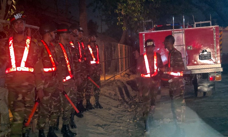 ১১ ঘণ্টায়ও নেভেনি, সীতাকুণ্ডের আগুন নিয়ন্ত্রণে সেনাবাহিনী