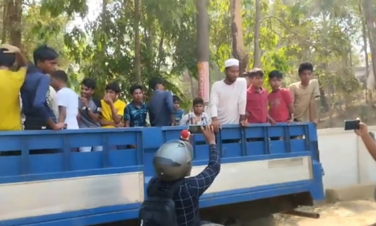 কক্সবাজারে যুবলীগের সম্মেলনে মিনিট্রাক ভর্তি রোহিঙ্গা আটক