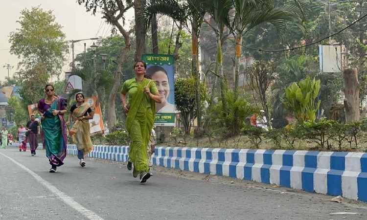 শাড়ি পরে ম্যারাথনে ৪৩০০ জন নারী!