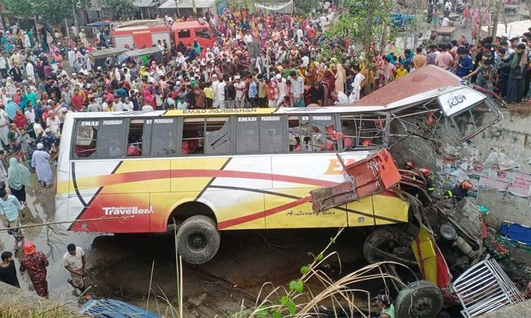 মাদারীপুরে যাত্রীবাহী বাস খাদে, নিহত বেড়ে ১৯