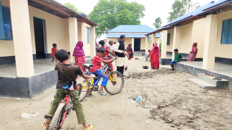 প্রধানমন্ত্রীর উপহারের ঘর পেয়ে বদলে গেলো তাদের জীবন