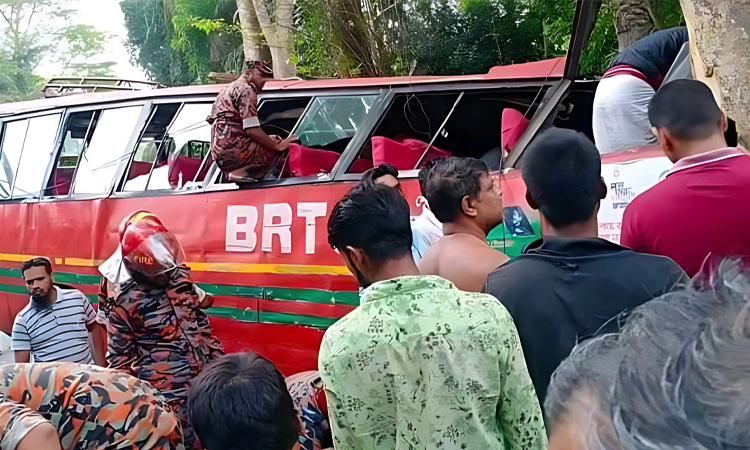 ঝালকাঠিতে বৈদ্যুতিক খুঁটির সঙ্গে বাসের ধাক্কা, নিহত ২