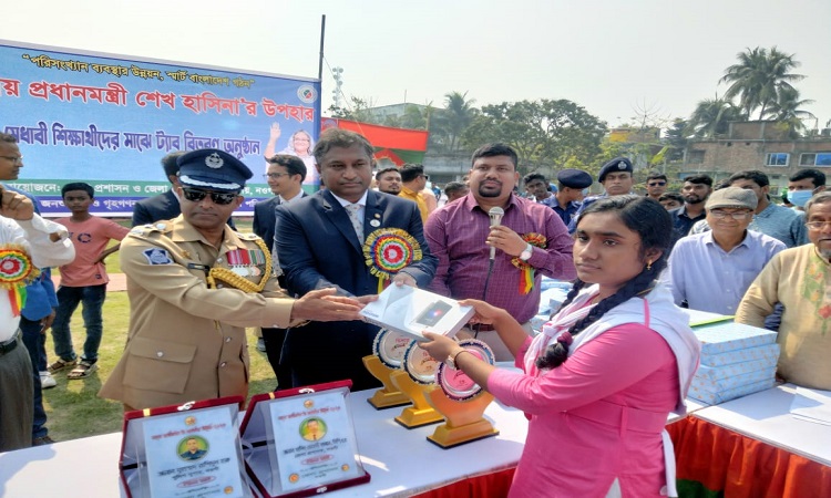 নওগাঁয় শিক্ষার্থীদের মাঝে ট্যাব বিতরণ