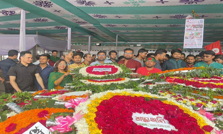 স্বাধীনতা দিবসে বঙ্গবন্ধুর প্রতিকৃতিতে মুক্তিযুদ্ধ মঞ্চের শ্রদ্ধাঞ্জলি