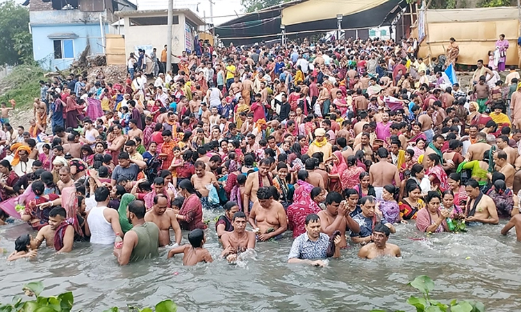 লাঙ্গলবন্দের বিশ ঘাটে ‌‘পাপ মোচনে' পুণ্যার্থীরা