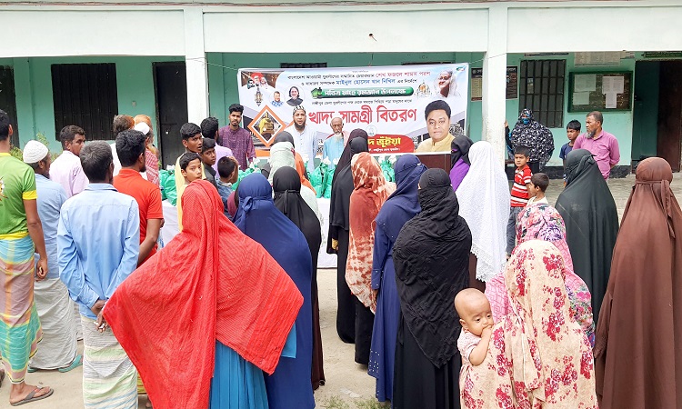 লক্ষ্মীপুরে যুবলীগের উপহার পেল শতাধিক পরিবার