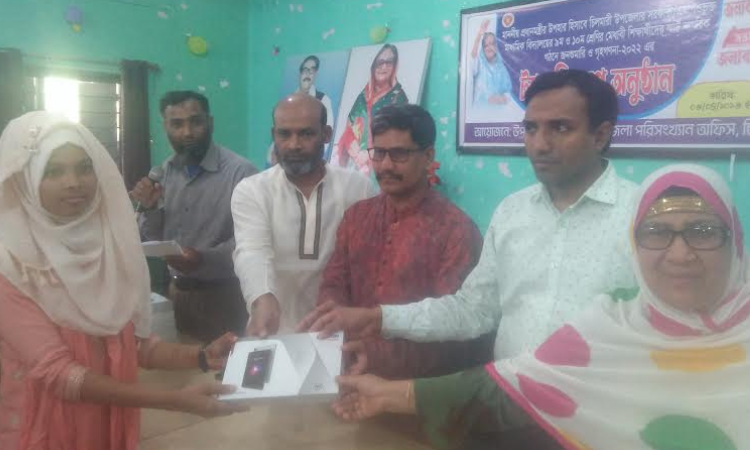 চিলমারীতে শিক্ষার্থীদের মাঝে ট্যাব বিতরণ