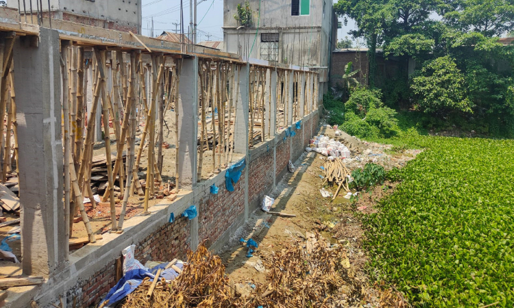 সোনারগাঁওয়ে ১০ কোটি টাকার সরকারি পুকুর দখল করে বহুতল ভবন নির্মাণ