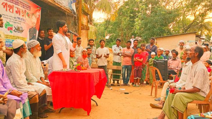 জনগণের মাঝে আওয়ামীলীগের উন্নয়নমূলক কর্মকাণ্ড তুলে ধরে পথ সভা করলেন আঁখির