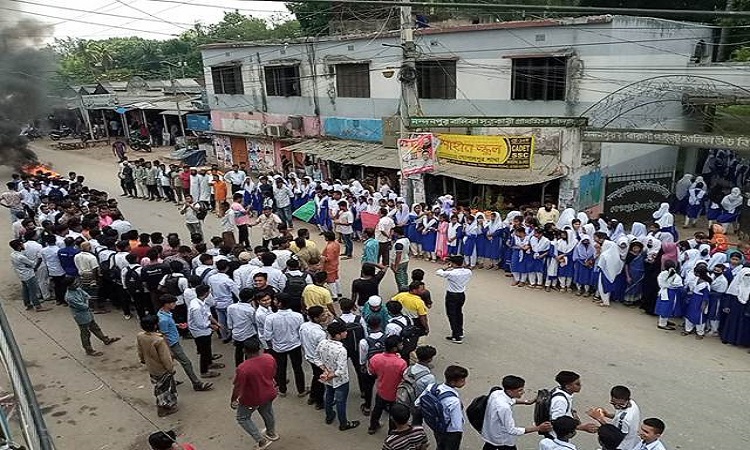 টাঙ্গাইলে শিক্ষার্থীদের বিক্ষোভ ও মানববন্ধন