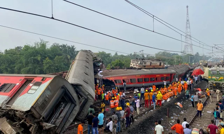 ভারতে ট্রেন দুর্ঘটনার কারণ জানা যায়নি, বাড়তে পারে নিহতের সংখ্যা