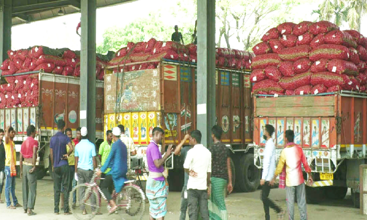 বেনাপোল দিয়ে শুরু হয়েছে পেঁয়াজ আমদানি