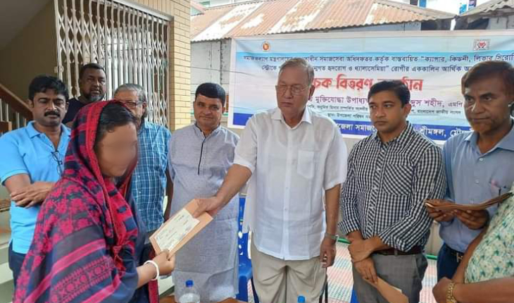 শ্রীমঙ্গলে রোগীদের মাঝে সরকারি অনুদানের চেক বিতরণ