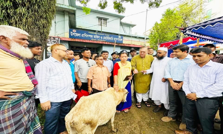 শ্রীমঙ্গলে উপকারভোগীদের মাঝে মুরগির ঘর, গরু, ছাগল ও হাঁস বিতরণ
