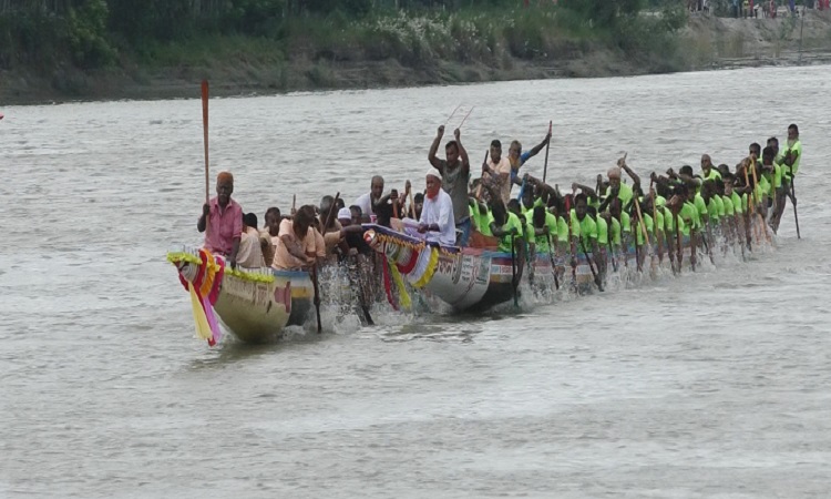 জামালপুরে ঐতিহ্যবাহী নৌকা বাইচ অনুষ্ঠিত