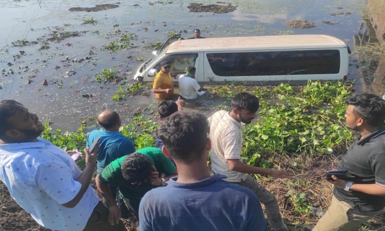 বিএনপির রোডমার্চের কর্মী ভর্তি গাড়ি খাদে