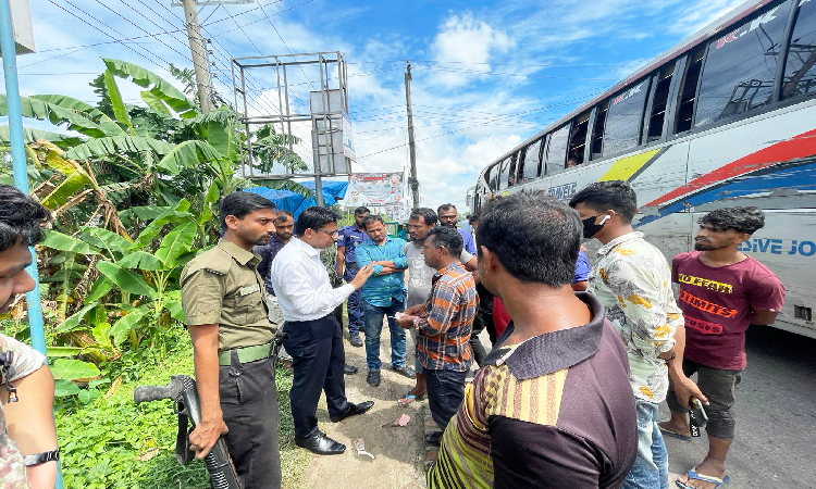 নোয়াখালী বেগমগঞ্জে গণপরিবহনের বিরুদ্ধে অভিযান