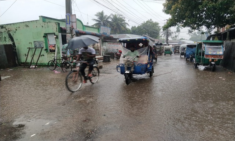 কুড়িগ্রামে বৃষ্টিতে জনজীবন বিপর্যস্ত