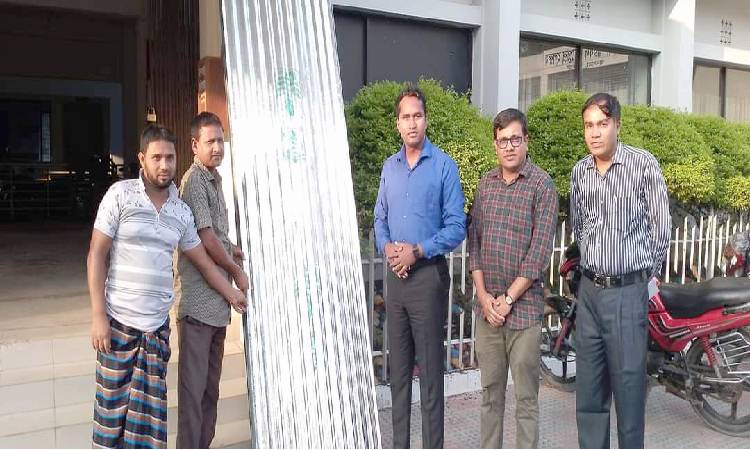 খানসামায় অগ্নিকাণ্ডে ক্ষতিগ্রস্ত পরিবারের মাঝে ঢেউটিন বিতরণ