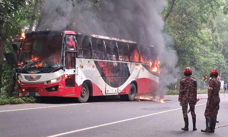 গোপালগঞ্জে বাস-ইজিবাইক সংঘর্ষে নিহত ২, ধাওয়া করে বাসে আগুন