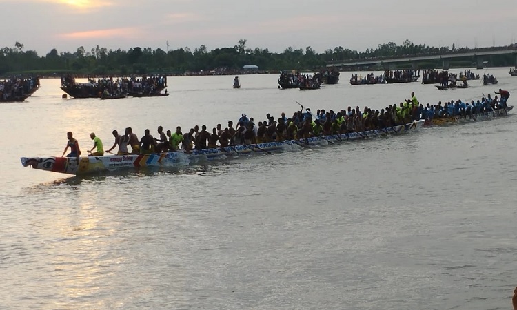 ২৪ বছর পর ধরলা নদীতে নৌকা বাইচ