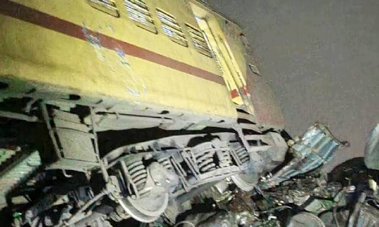 ভারতে দুই ট্রেনের মধ্যে ভয়াবহ সংঘর্ষ